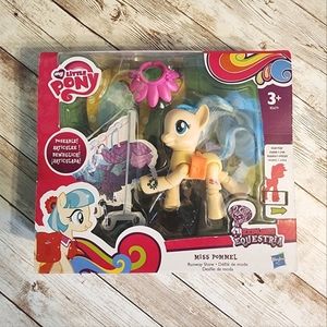 My Little Pony Poseable Miss Pommel Runway Show